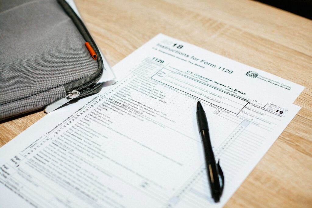 Can a notary verify an I-9 form?